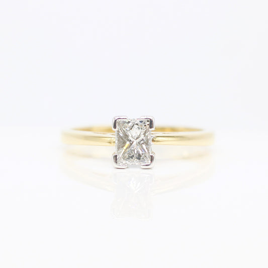 18K PRINCESS CUT DIAMOND SOLITAIRE RING
