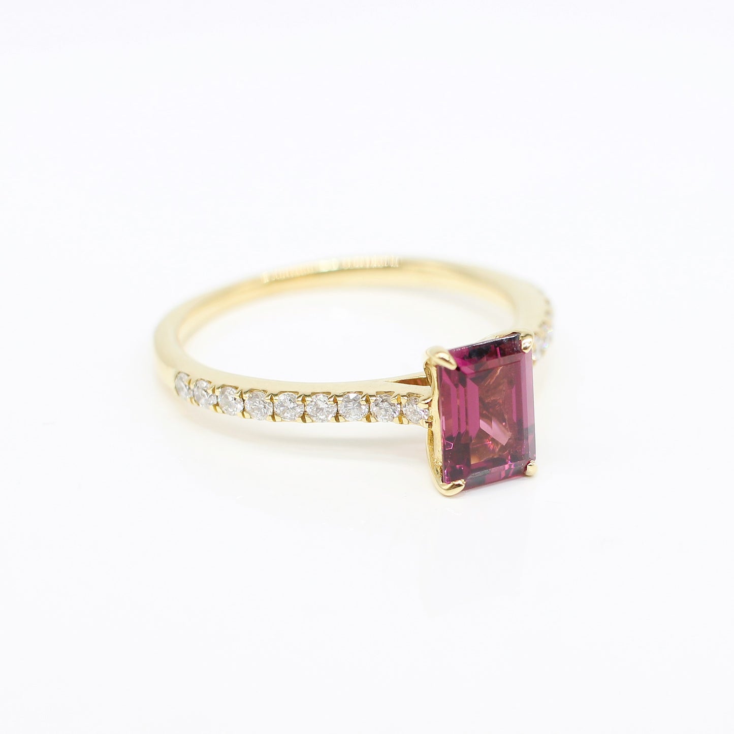 18K GARNET & DIAMOND RING