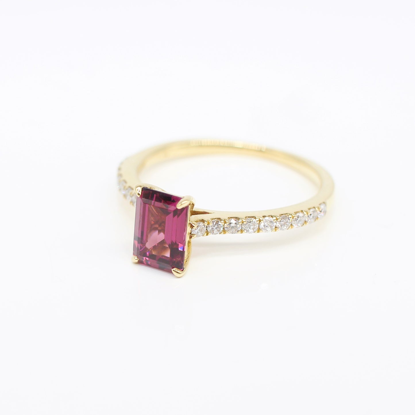 18K GARNET & DIAMOND RING