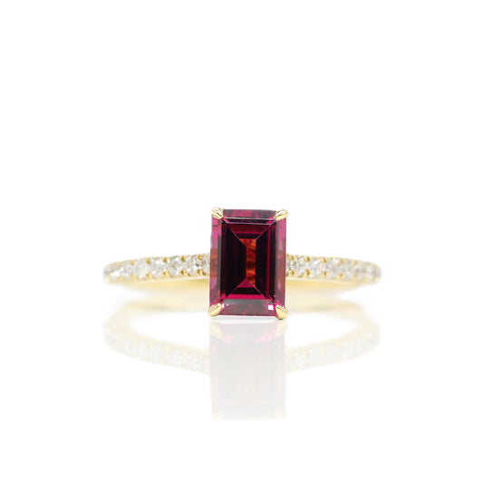 18K GARNET & DIAMOND RING
