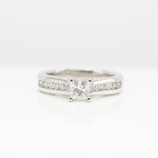14K WHITE GOLD & DIAMOND RING