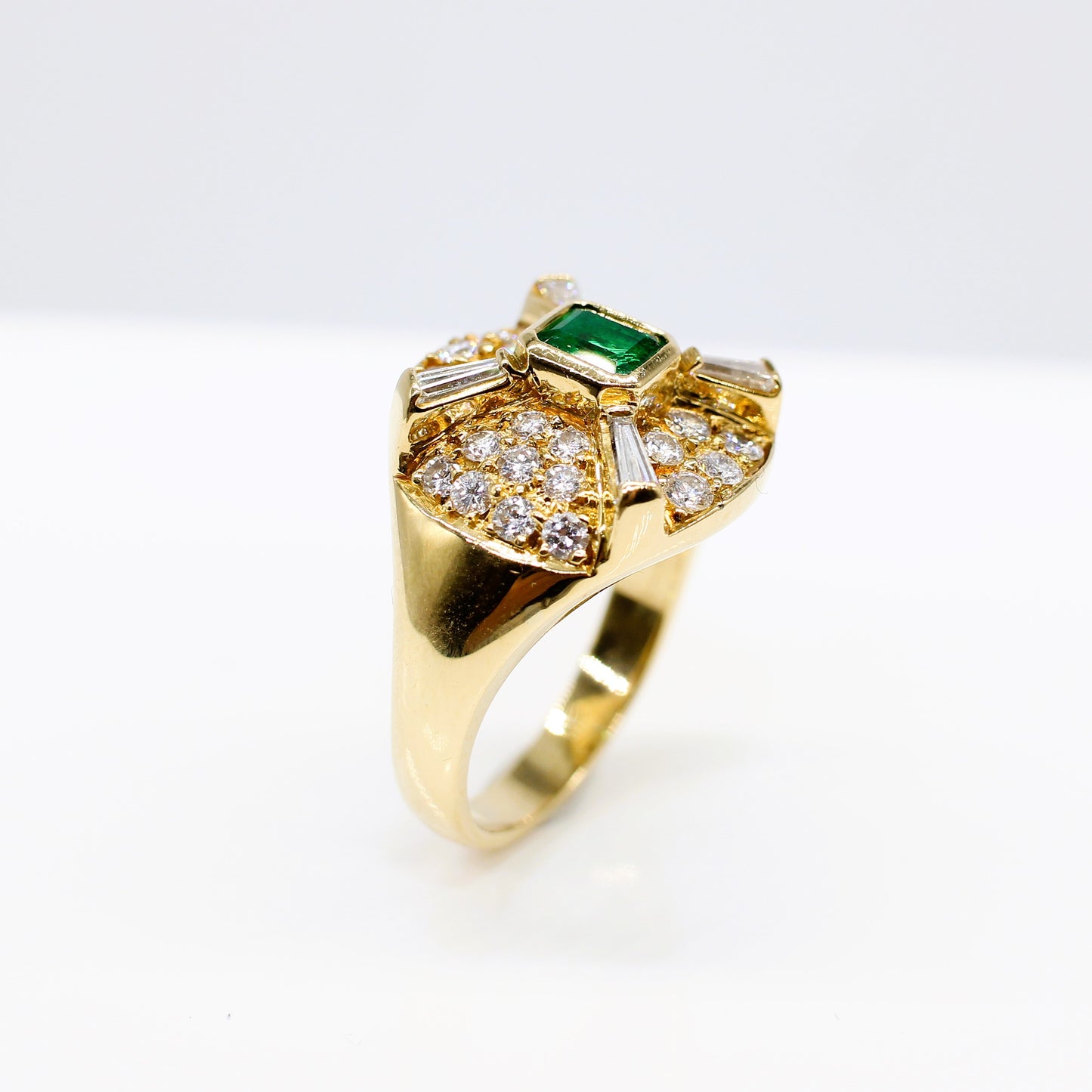 18K EMERALD & DIAMOND RING