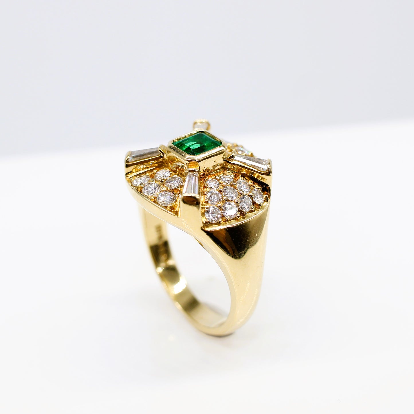 18K EMERALD & DIAMOND RING