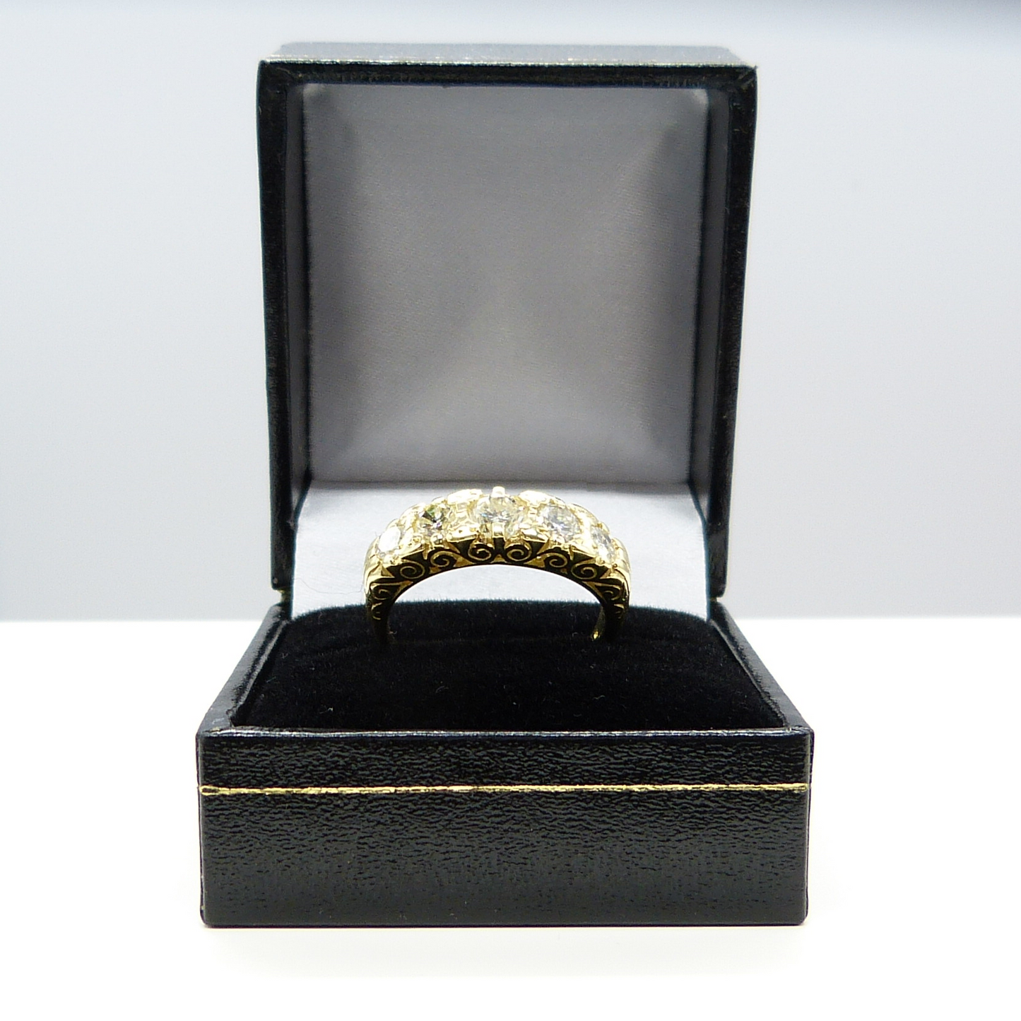 1.30CT 18K GRADUATED RING