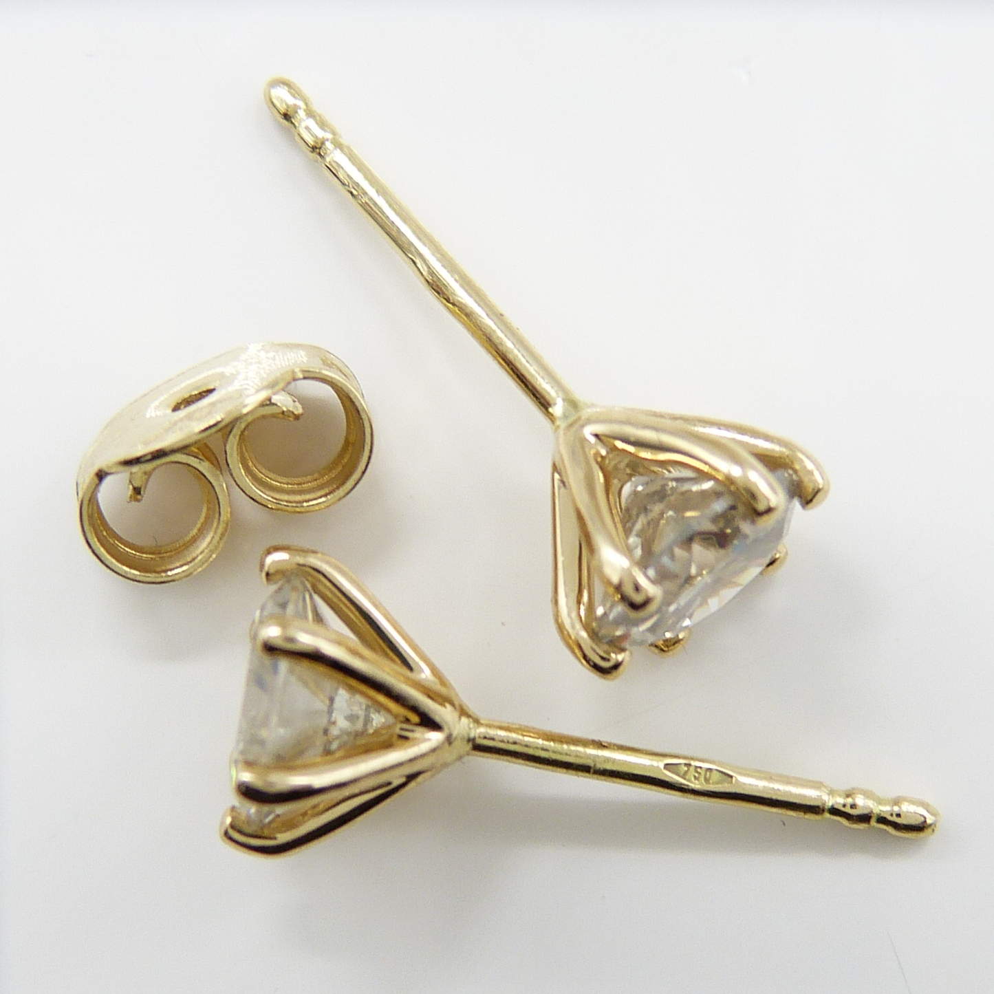 1.02CT DIAMOND SOLITAIRE STUDS