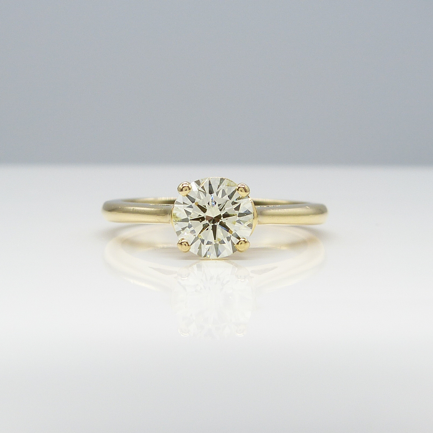 18K YELLOW GOLD & DIAMOND SOLITAIRE RING