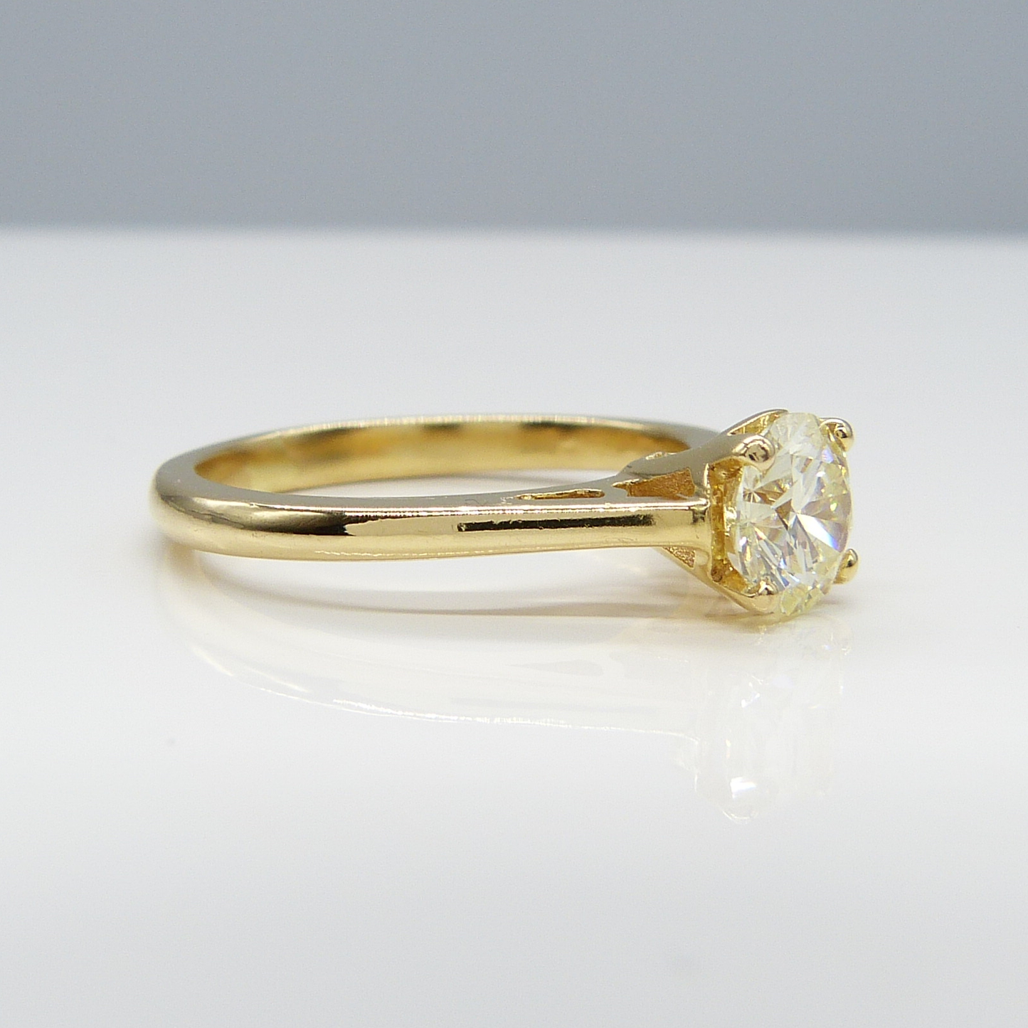 18K YELLOW GOLD & DIAMOND SOLITAIRE RING