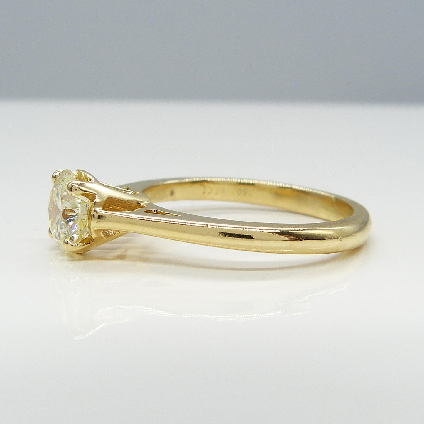 18K YELLOW GOLD & DIAMOND SOLITAIRE RING