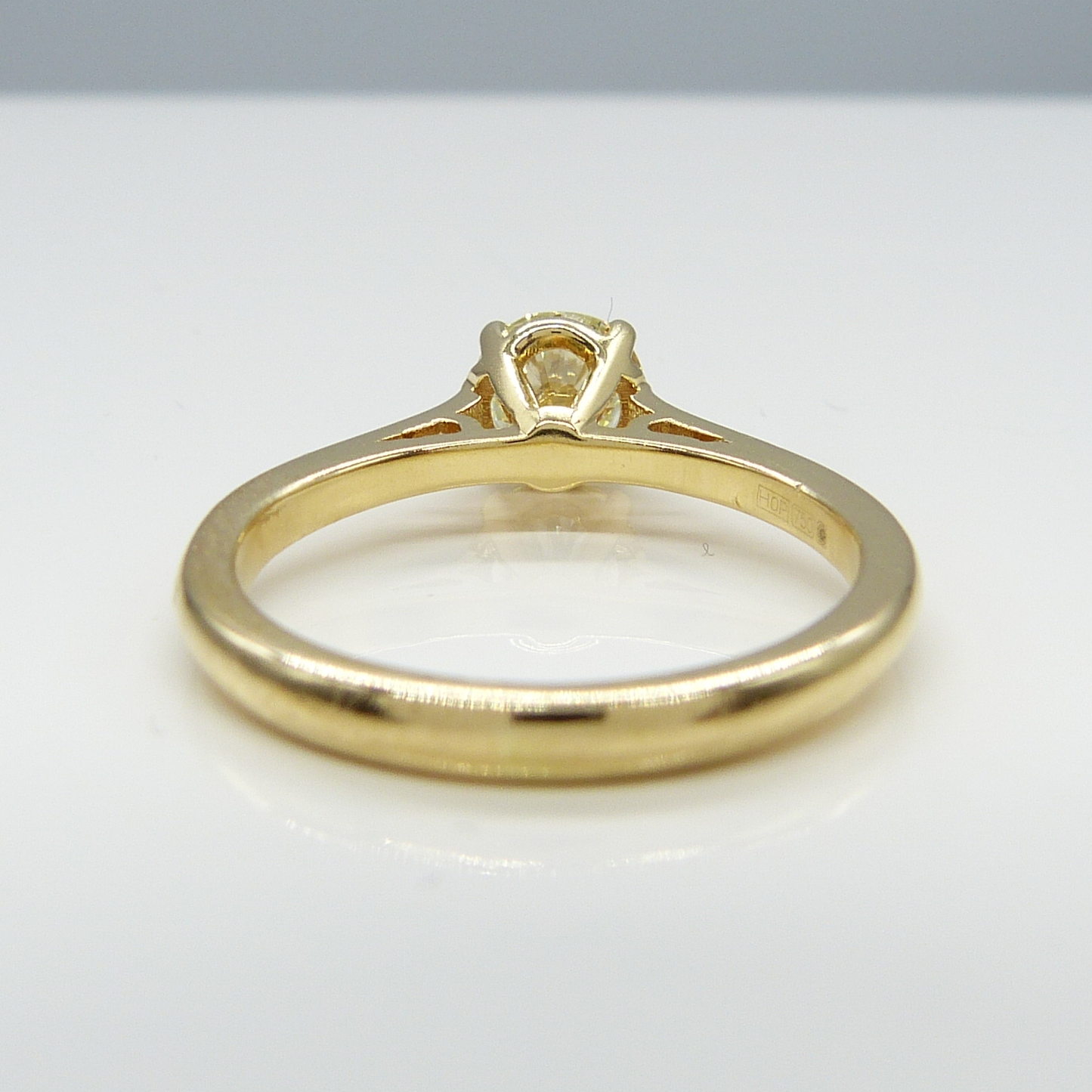18K YELLOW GOLD & DIAMOND SOLITAIRE RING