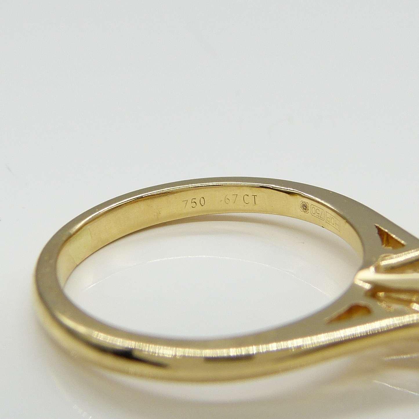 18K YELLOW GOLD & DIAMOND SOLITAIRE RING