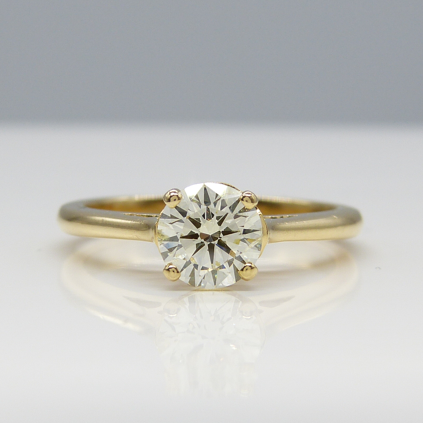 18K YELLOW GOLD & DIAMOND SOLITAIRE RING