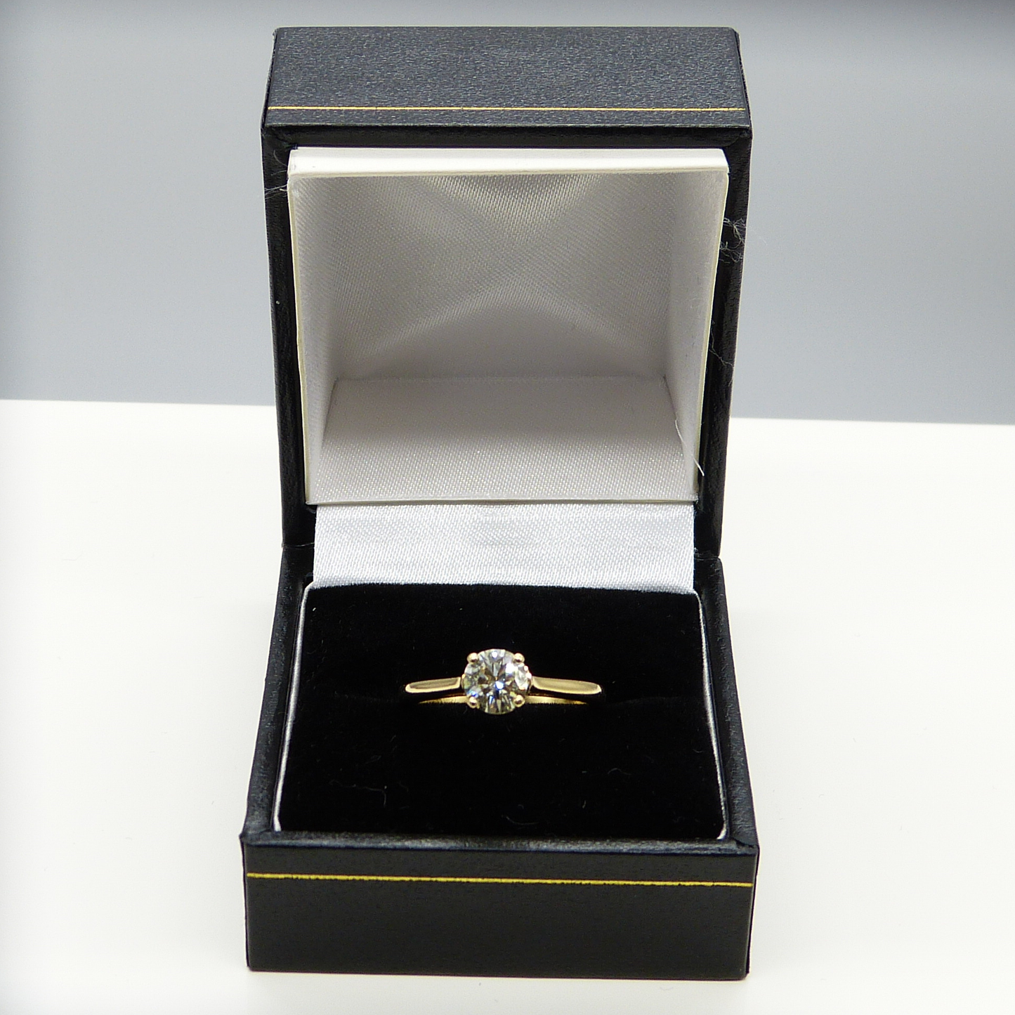 18K YELLOW GOLD & DIAMOND SOLITAIRE RING