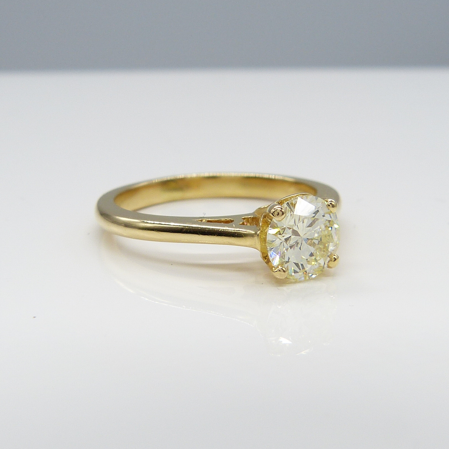 18K YELLOW GOLD & DIAMOND SOLITAIRE RING