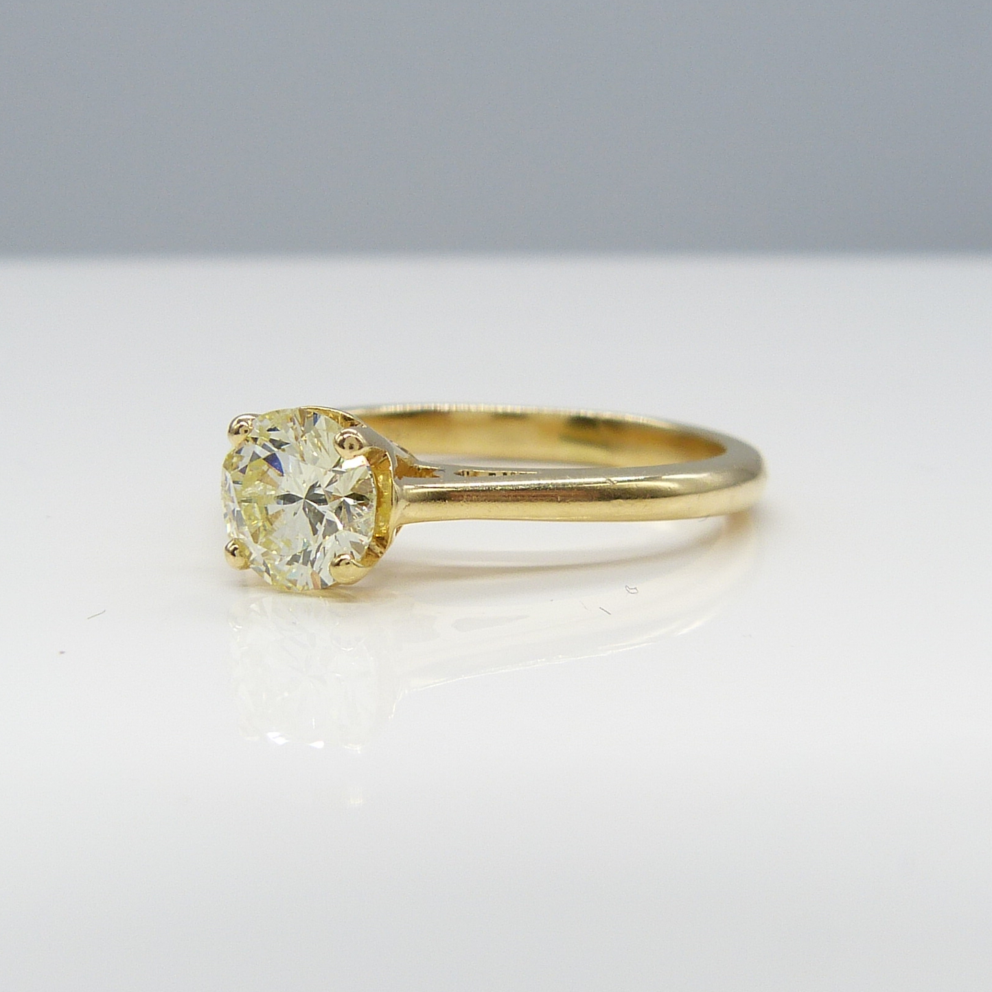 18K YELLOW GOLD & DIAMOND SOLITAIRE RING