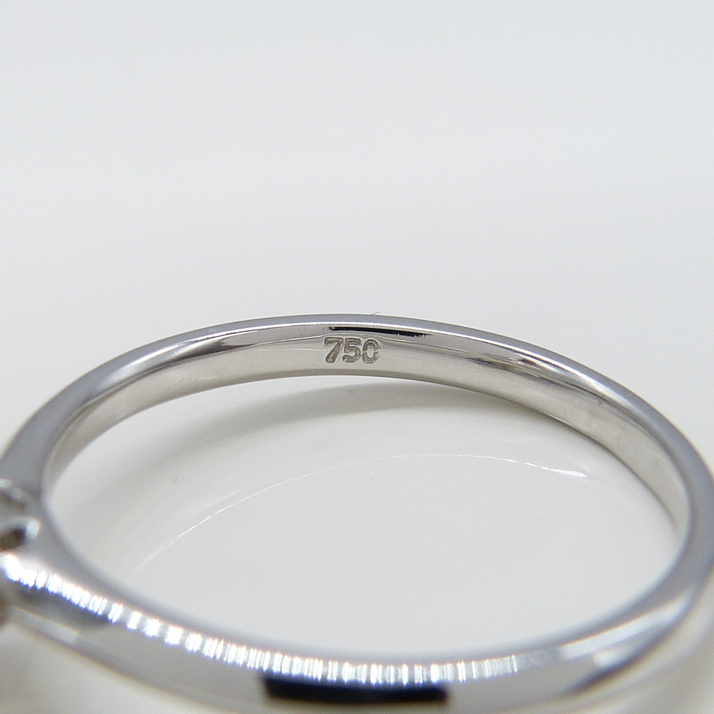 18K WHITE GOLD DIAMOND SOLIATIRE RING