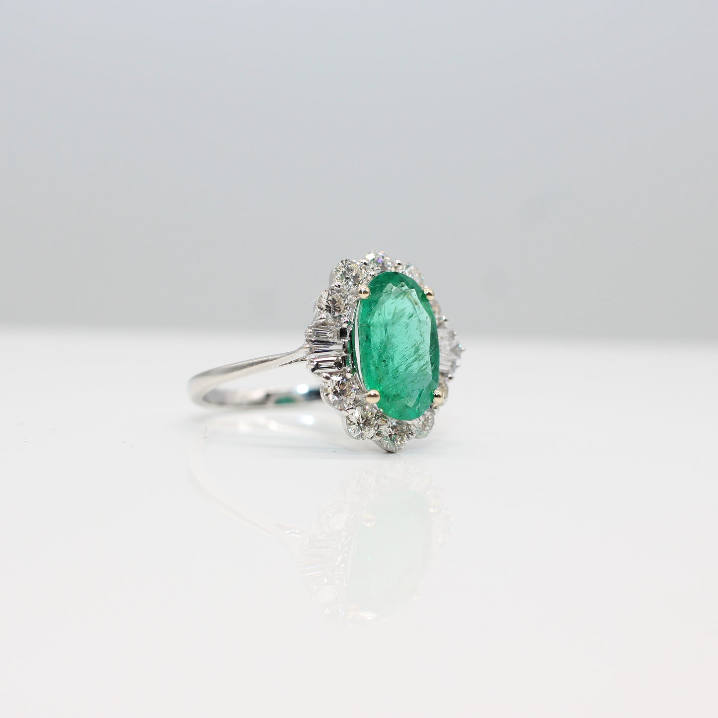 18K EMERALD & DIAMOND RING