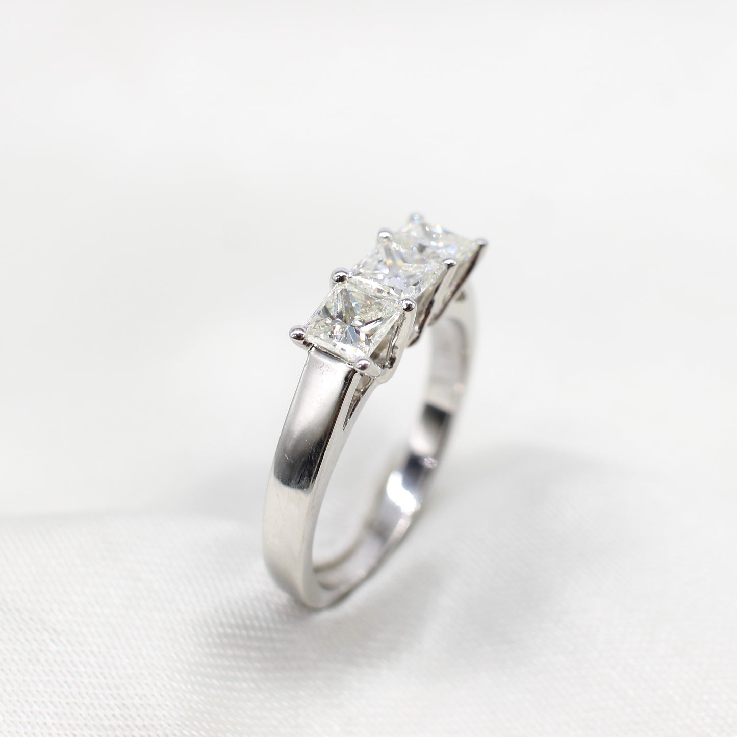 18K PRINCESS CUT DIAMOND TRILOGY RING