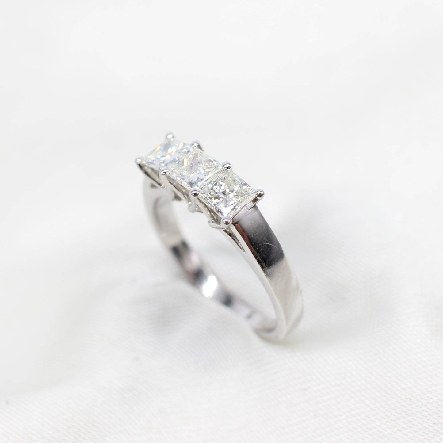 18K PRINCESS CUT DIAMOND TRILOGY RING