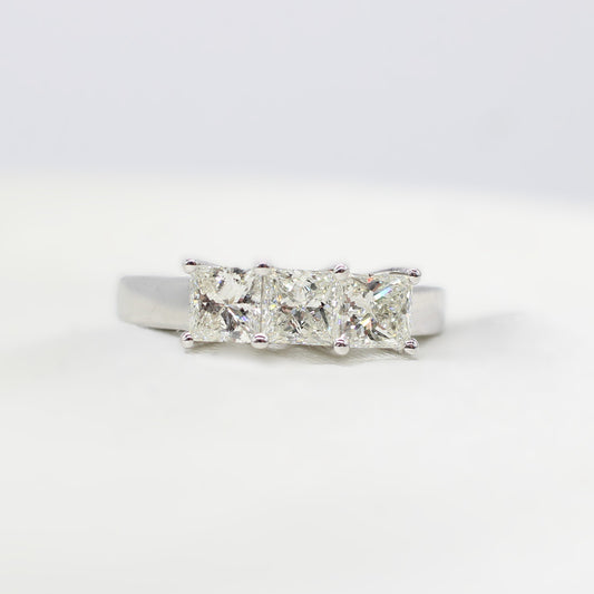 18K PRINCESS CUT DIAMOND TRILOGY RING