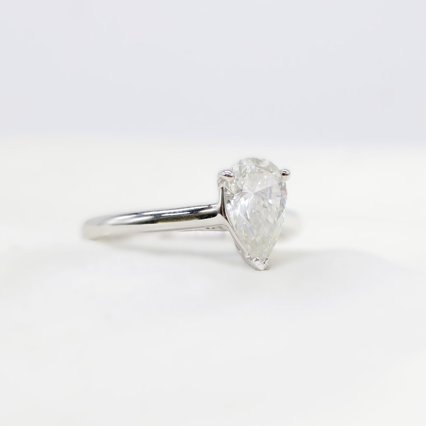 18K PEAR SHAPED DIAMOND SOLITAIRE RING