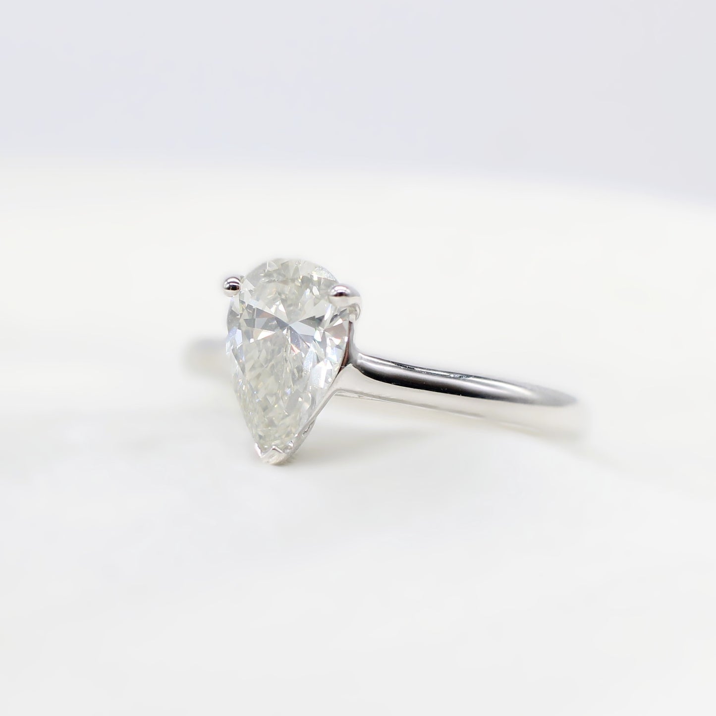 18K PEAR SHAPED DIAMOND SOLITAIRE RING