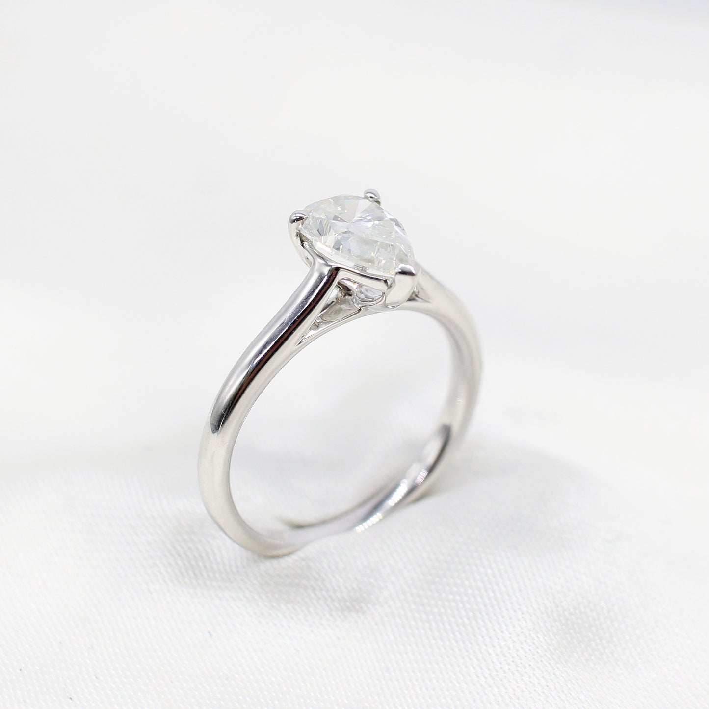 18K PEAR SHAPED DIAMOND SOLITAIRE RING