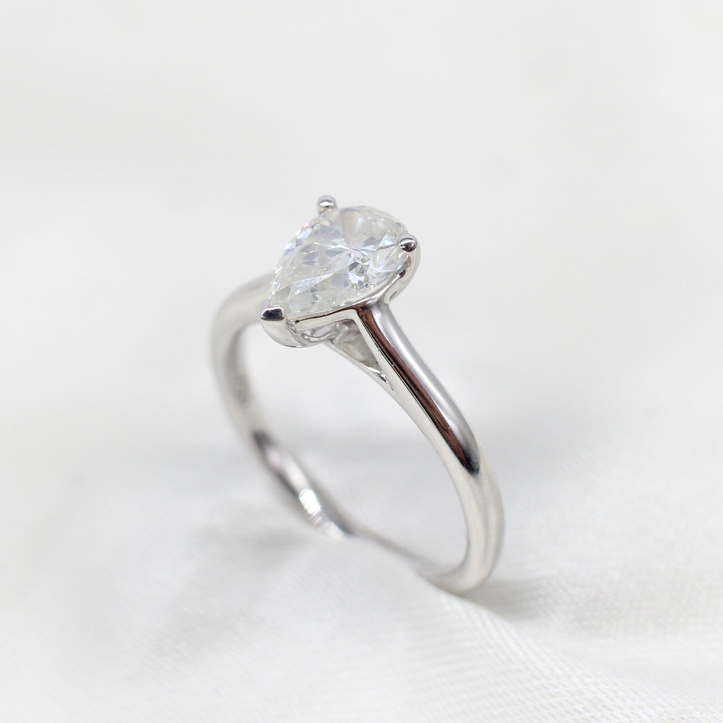 18K PEAR SHAPED DIAMOND SOLITAIRE RING