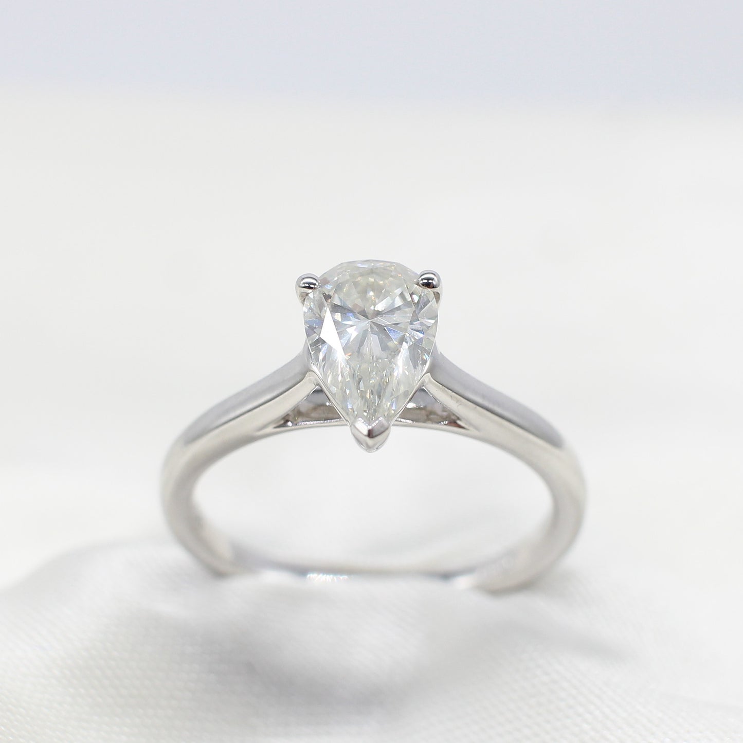 18K PEAR SHAPED DIAMOND SOLITAIRE RING