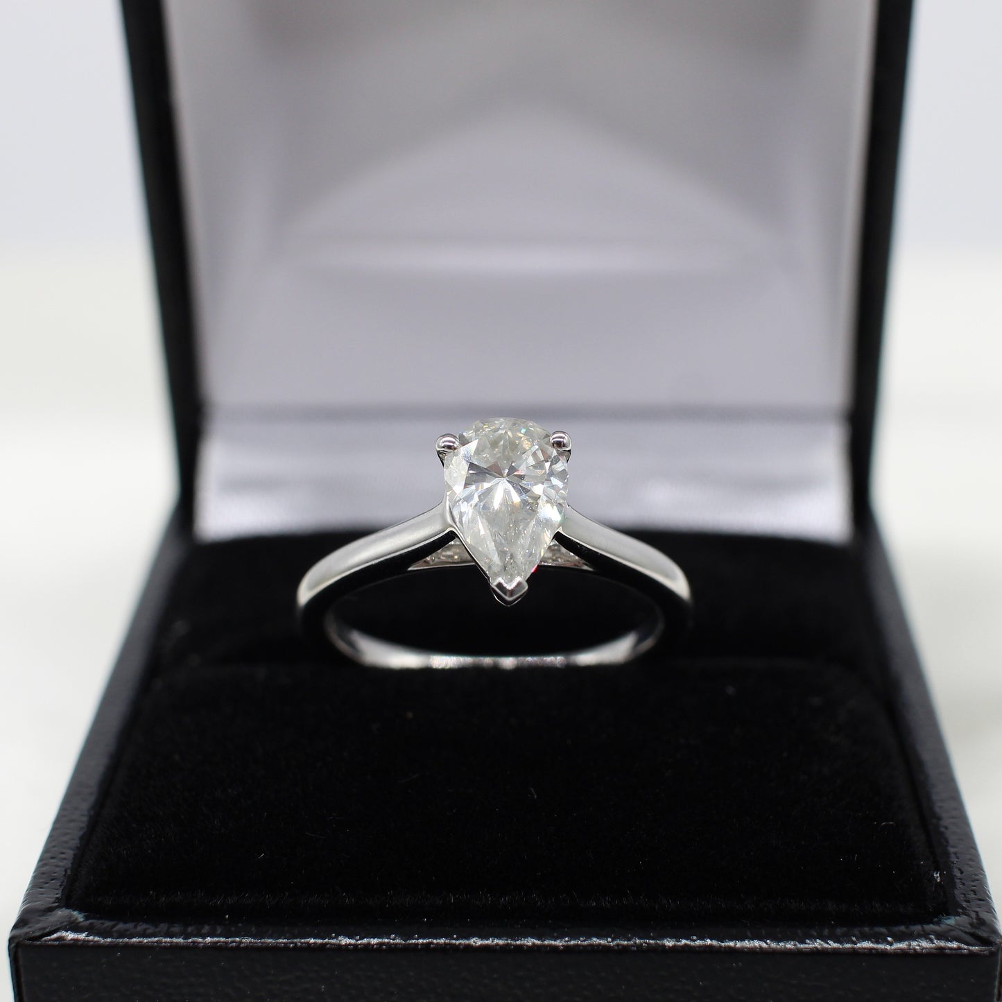 18K PEAR SHAPED DIAMOND SOLITAIRE RING