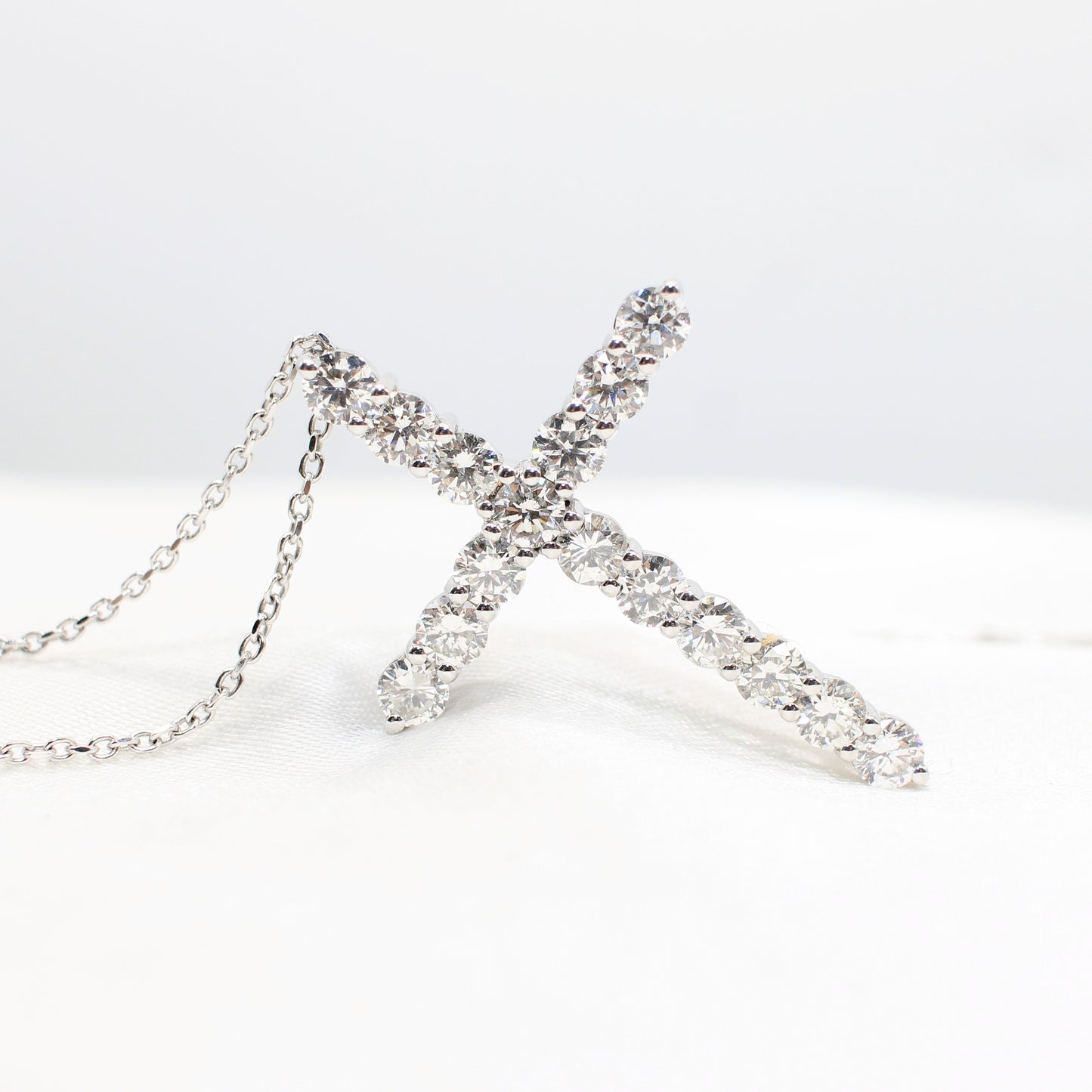 18K WHITE GOLD & DIAMOND CROSS PENDANT