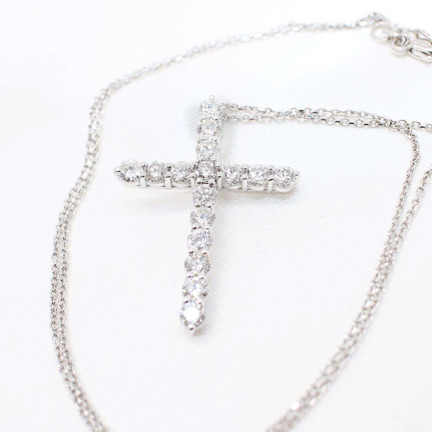 18K WHITE GOLD & DIAMOND CROSS PENDANT