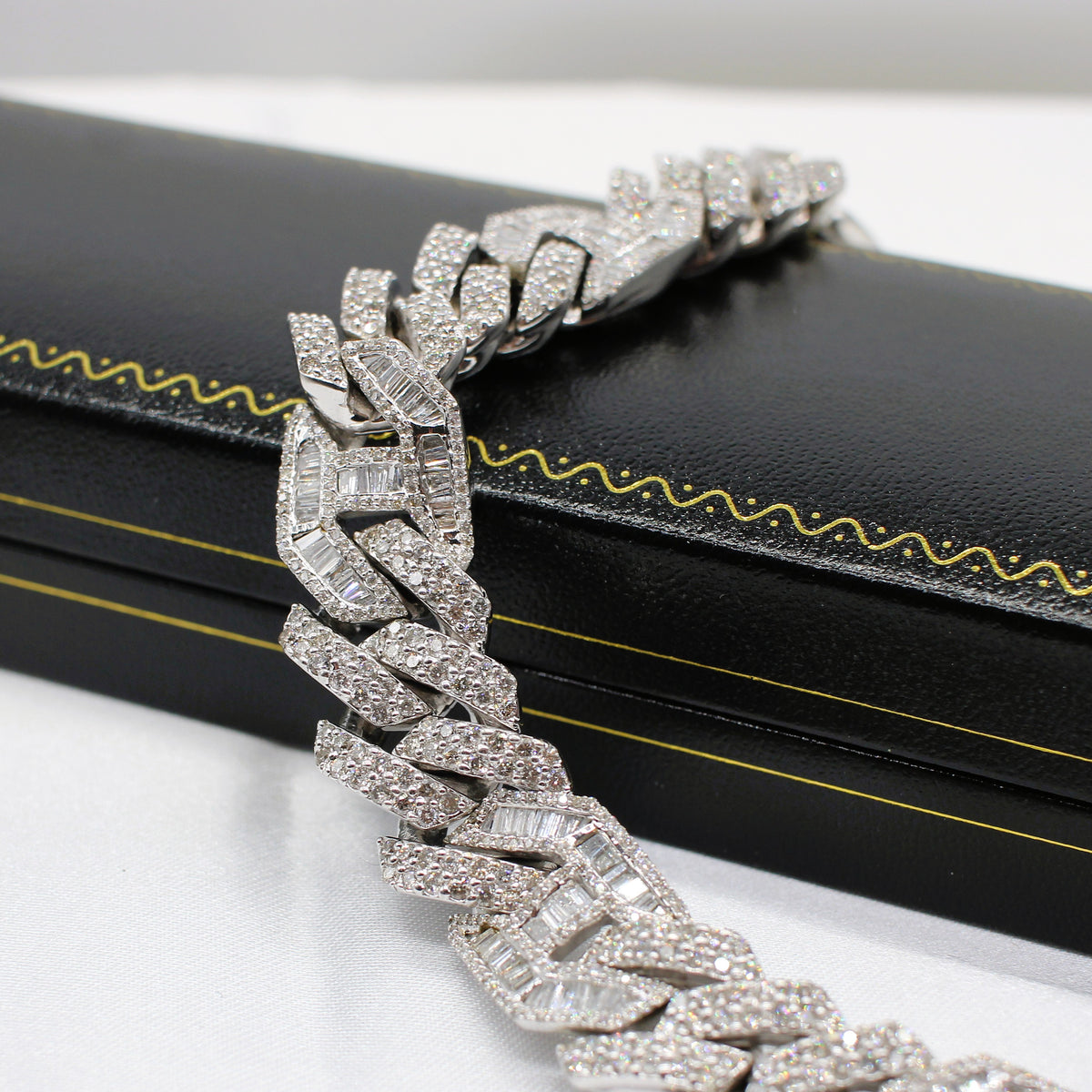 9K ART DECO STYLE DIAMOND BRACELET 12.15CT