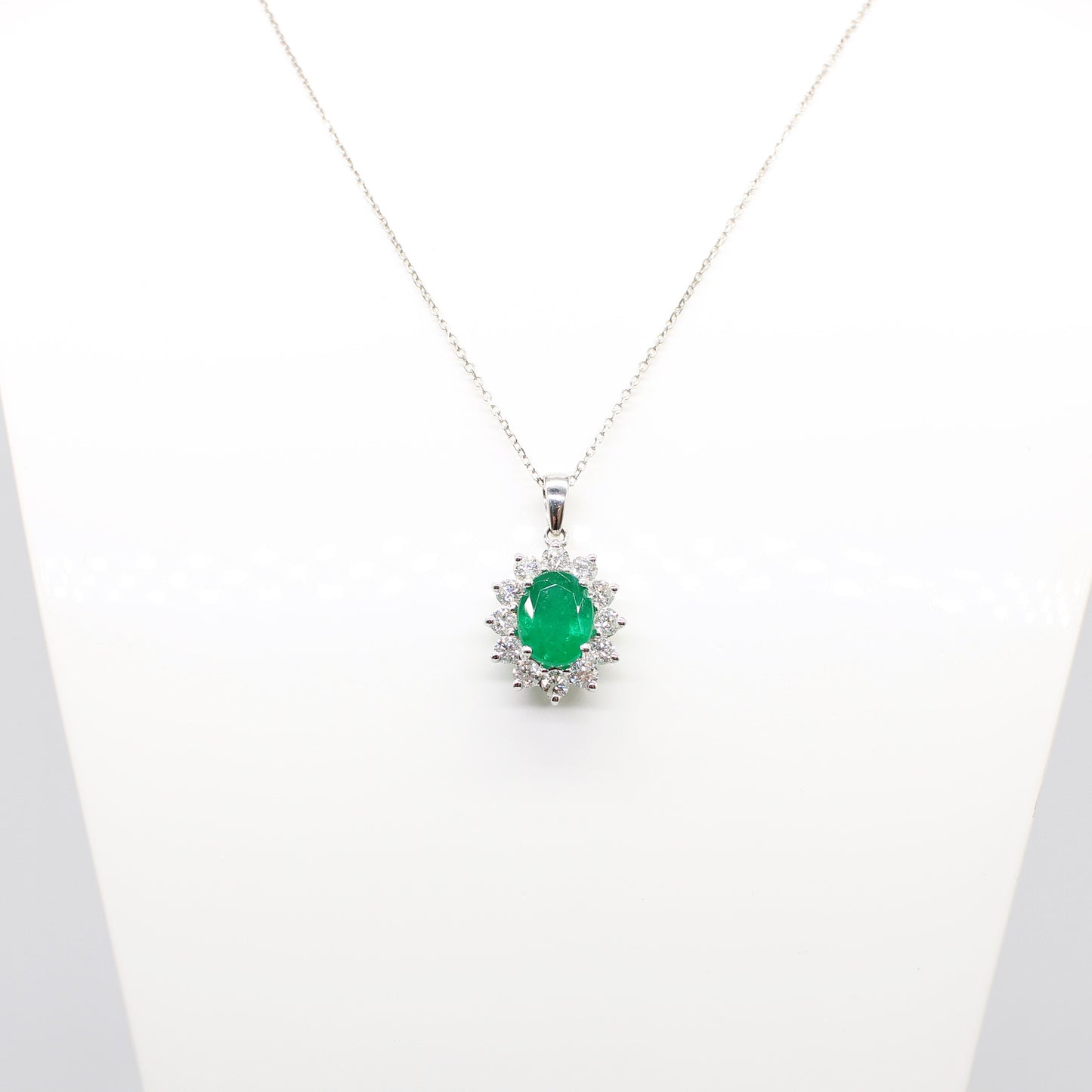 18K EMERALD & DIAMOND PENDANT NECKLACE
