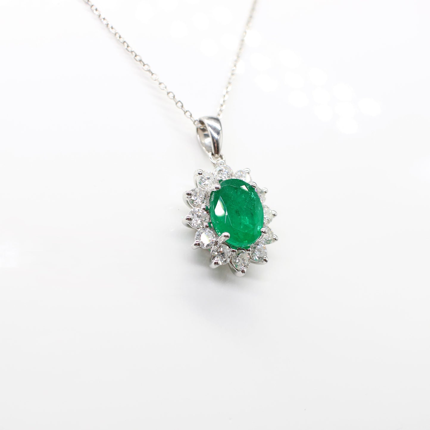 18K EMERALD & DIAMOND PENDANT NECKLACE
