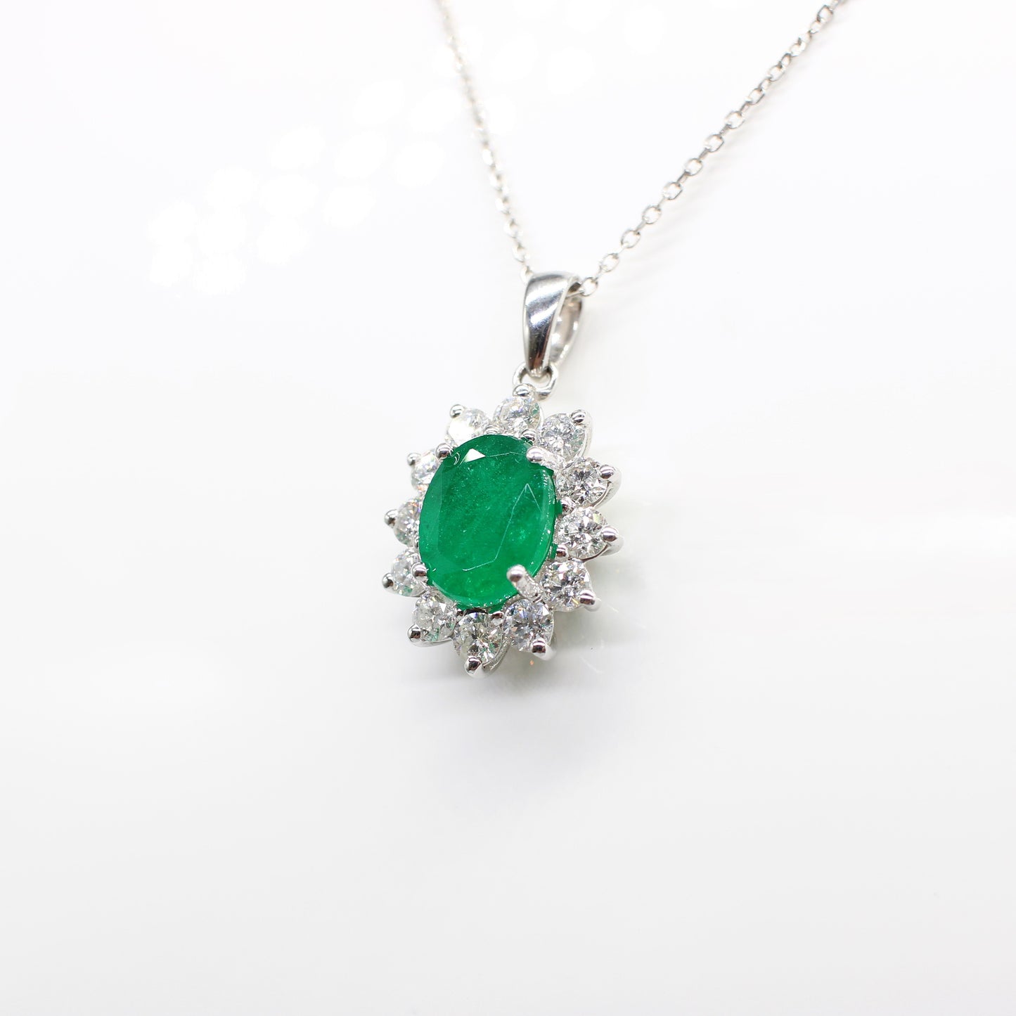 18K EMERALD & DIAMOND PENDANT NECKLACE
