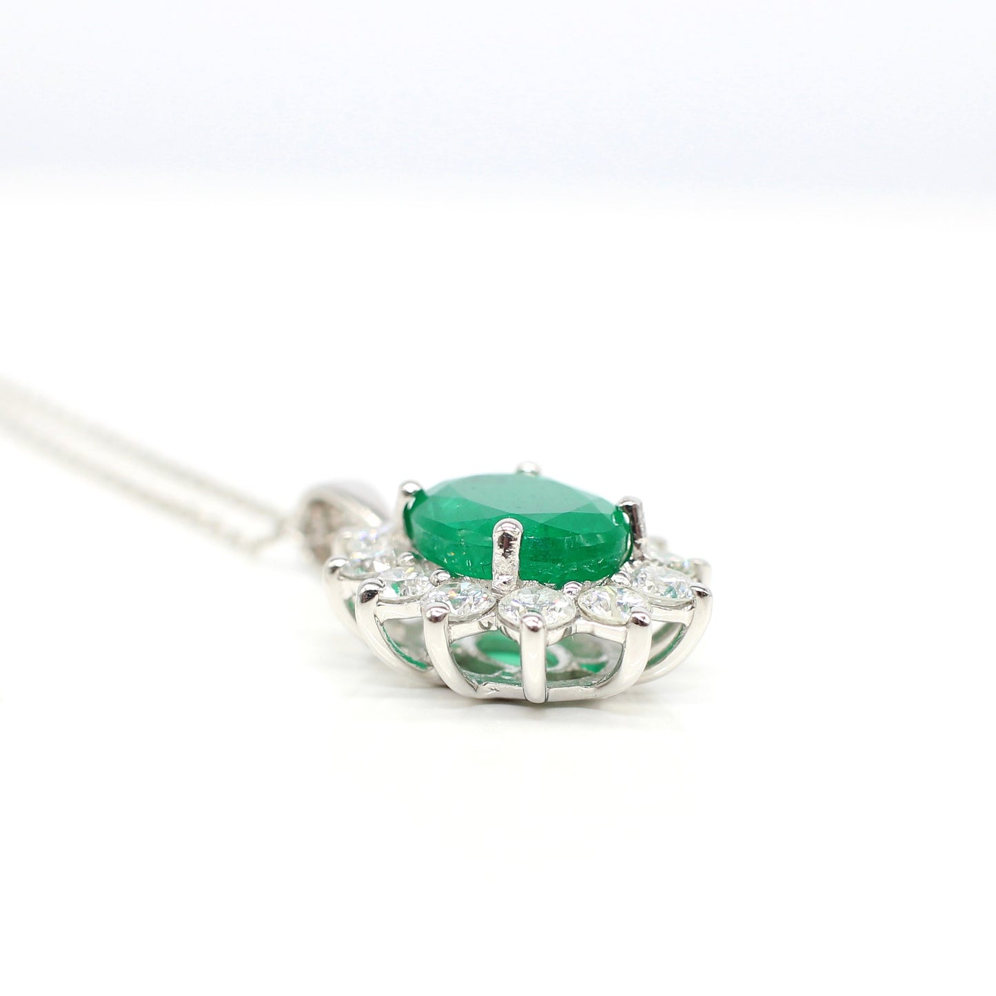 18K EMERALD & DIAMOND PENDANT NECKLACE