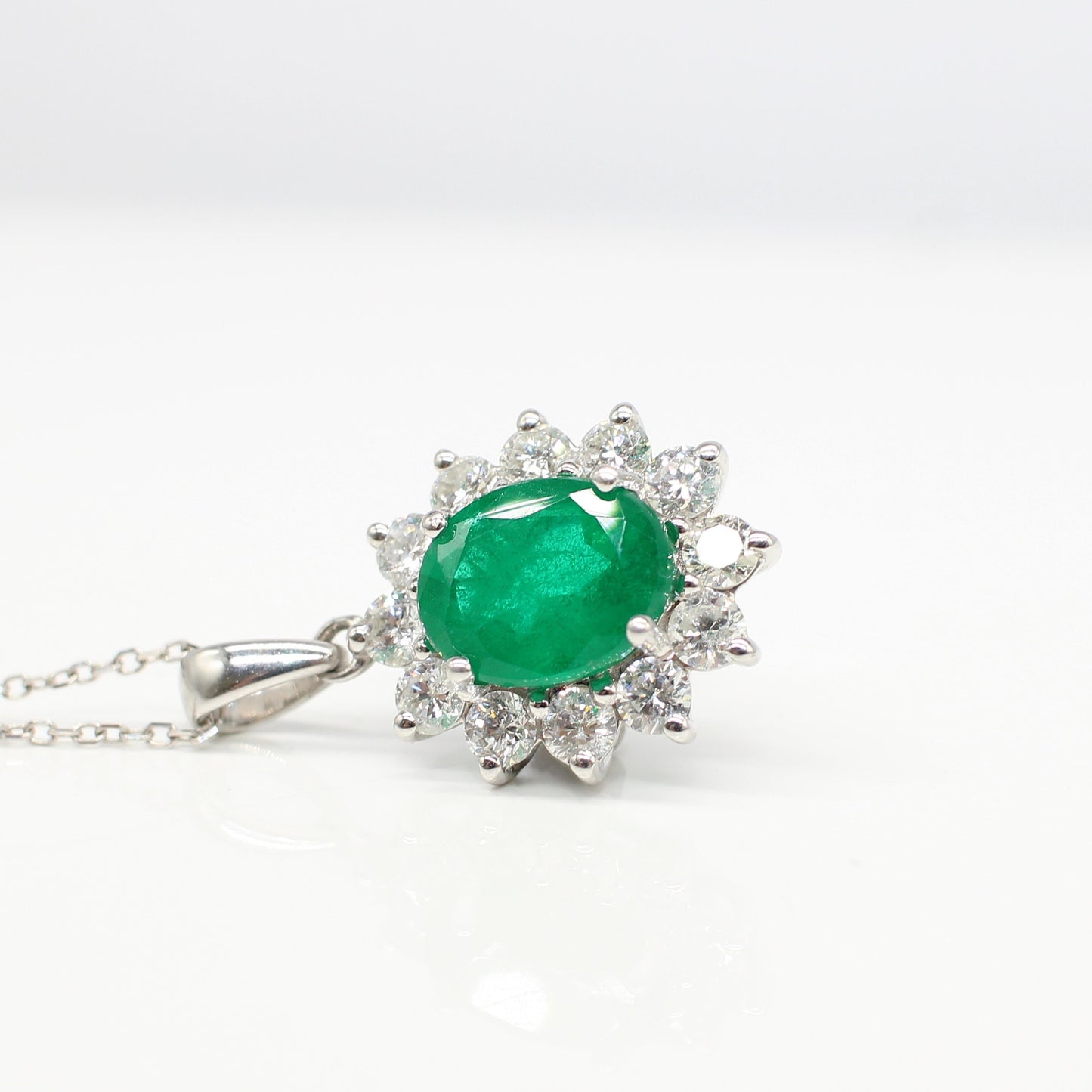 18K EMERALD & DIAMOND PENDANT NECKLACE