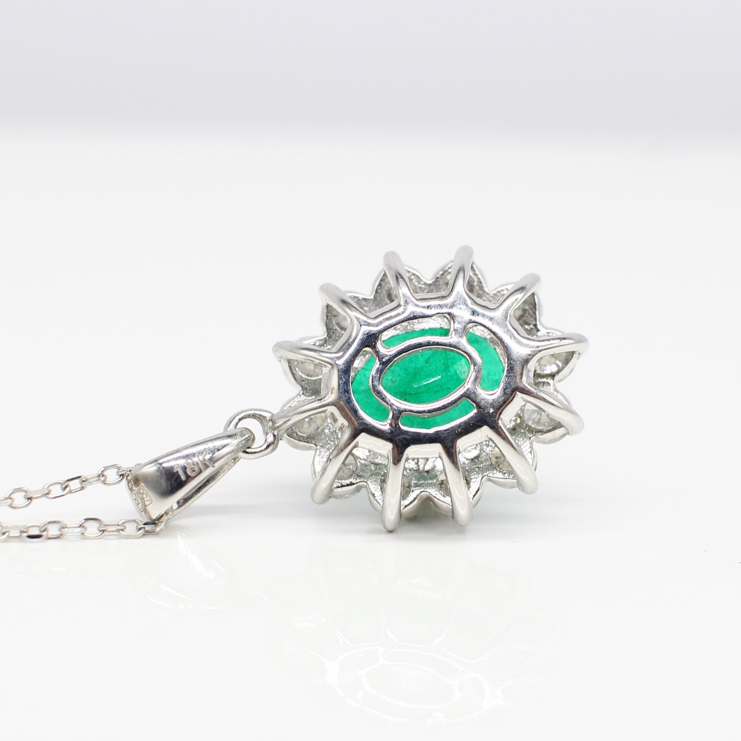 18K EMERALD & DIAMOND PENDANT NECKLACE