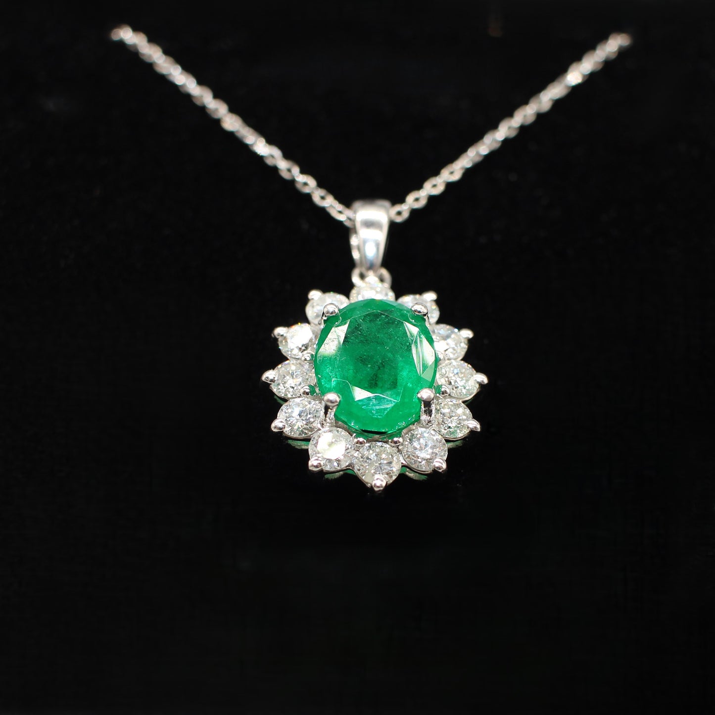 18K EMERALD & DIAMOND PENDANT NECKLACE