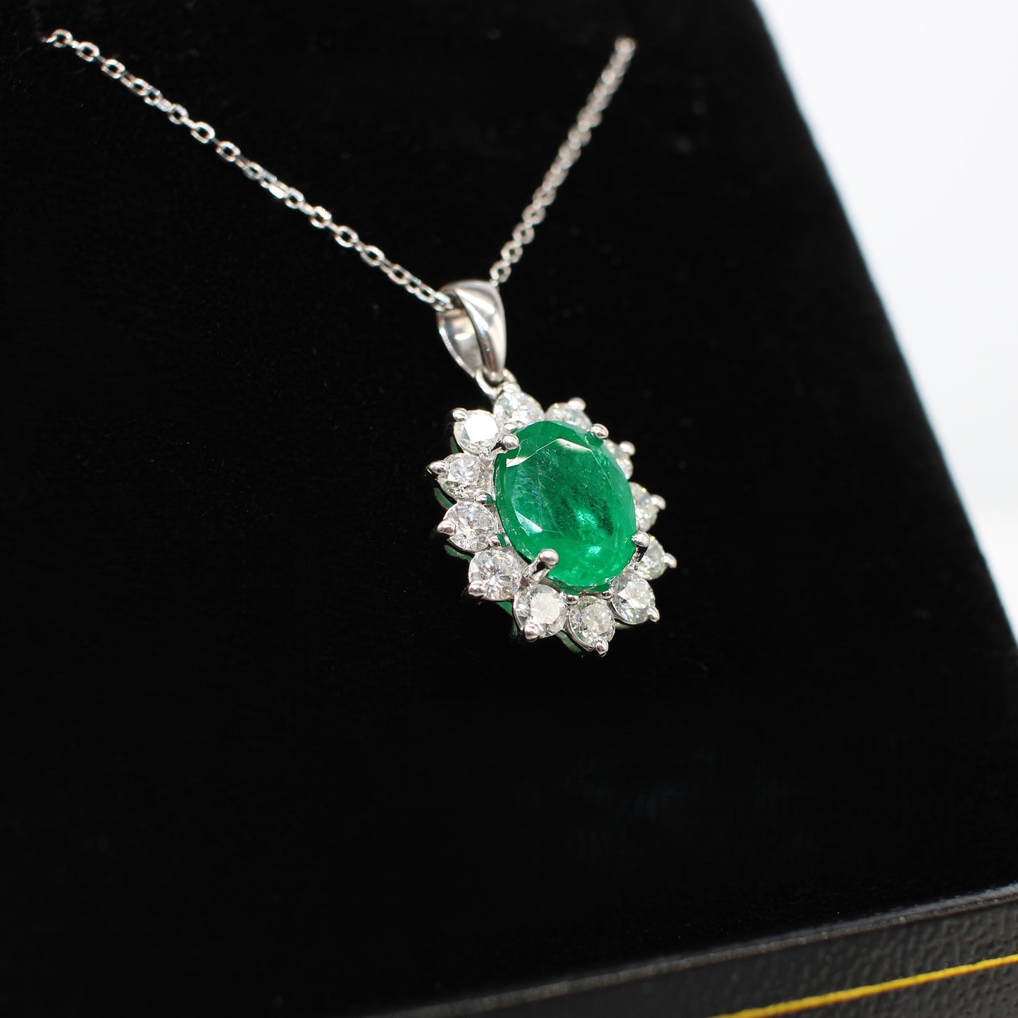 18K EMERALD & DIAMOND PENDANT NECKLACE