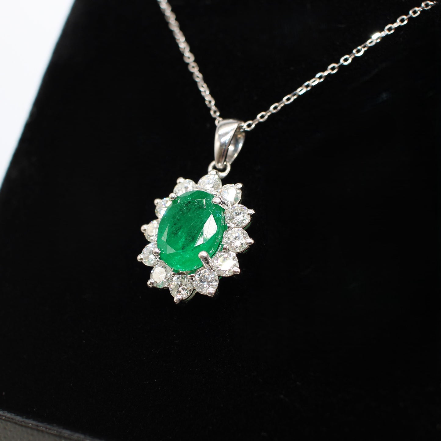 18K EMERALD & DIAMOND PENDANT NECKLACE