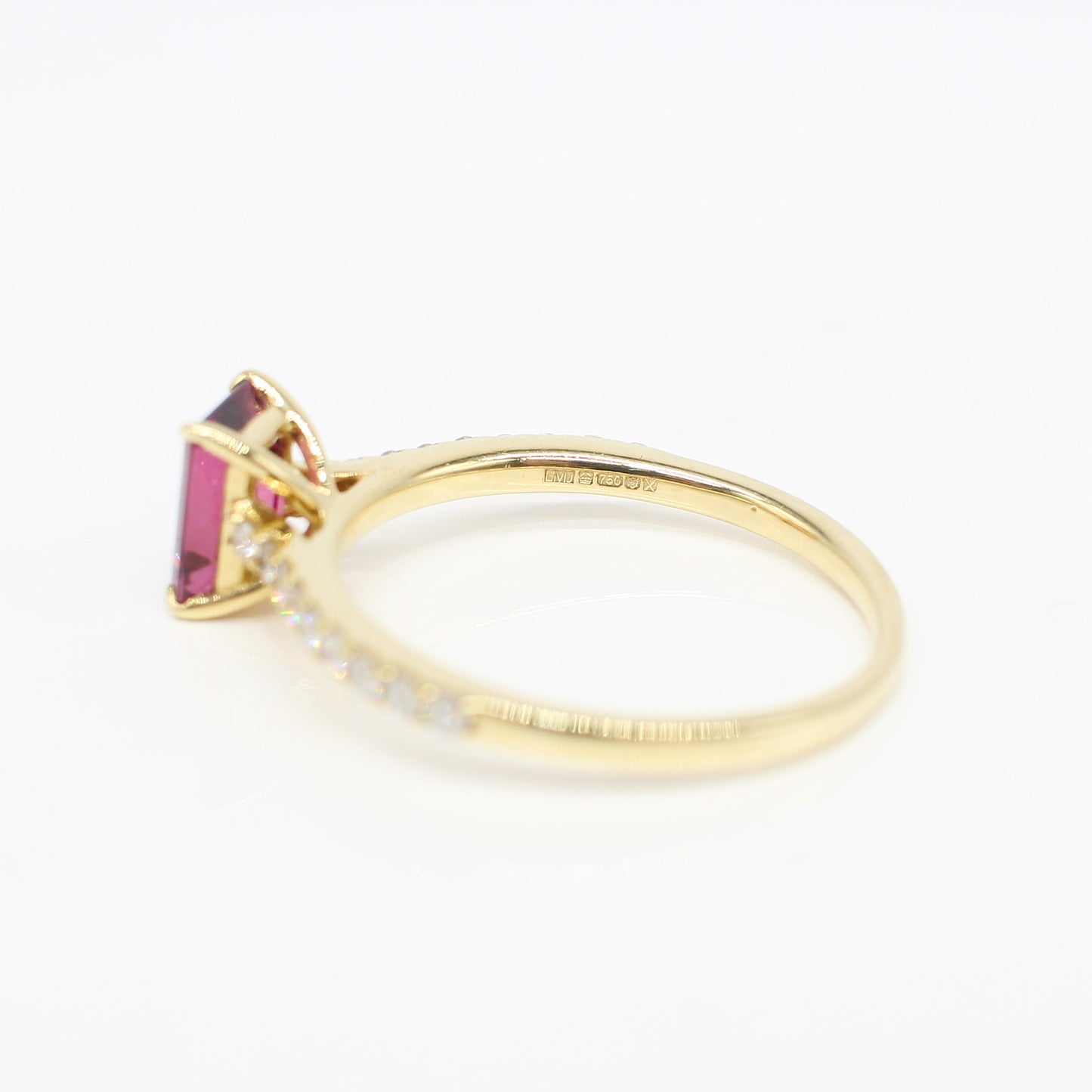 18K GARNET & DIAMOND RING