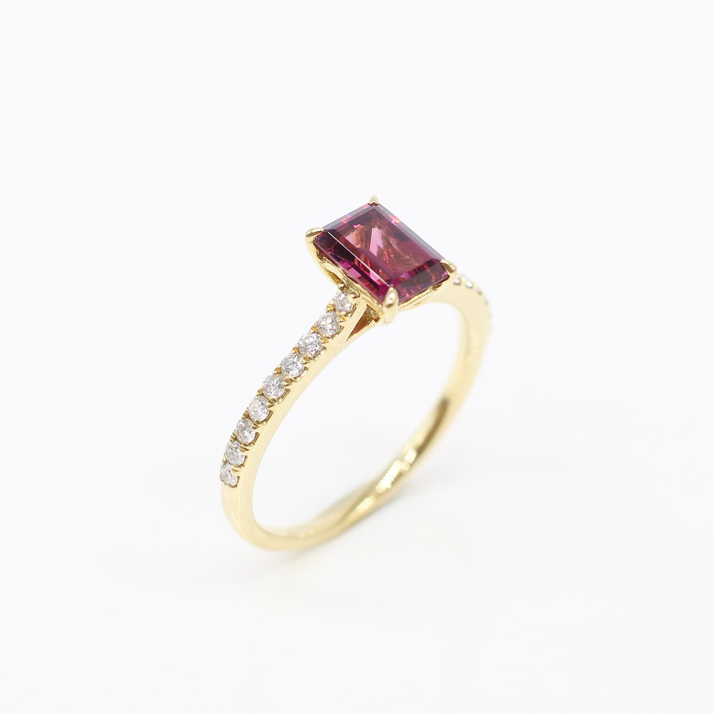18K GARNET & DIAMOND RING