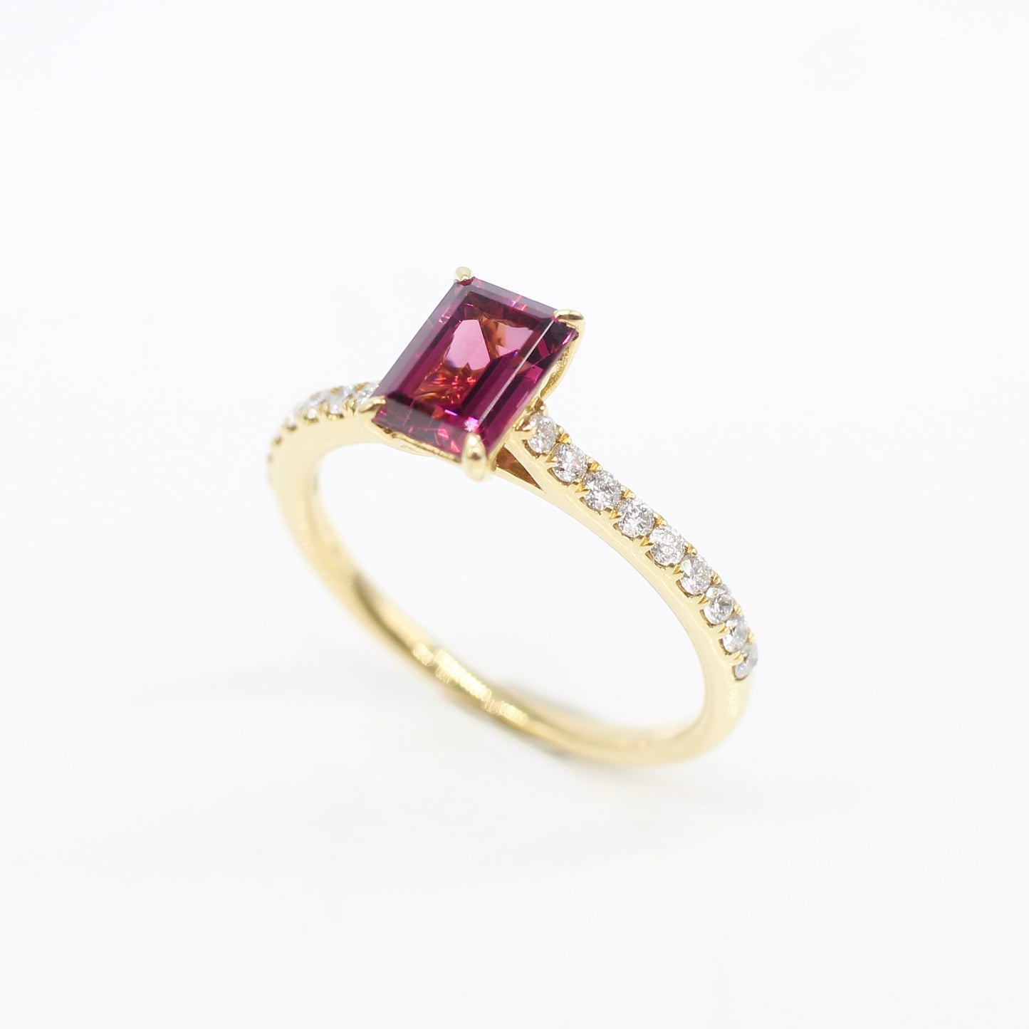 18K GARNET & DIAMOND RING