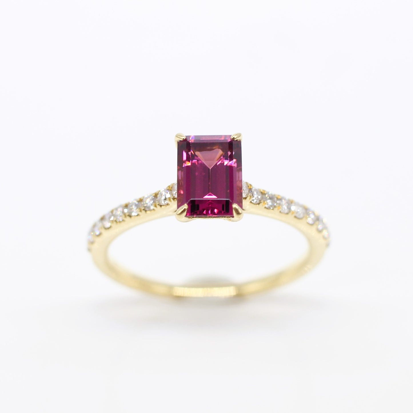 18K GARNET & DIAMOND RING