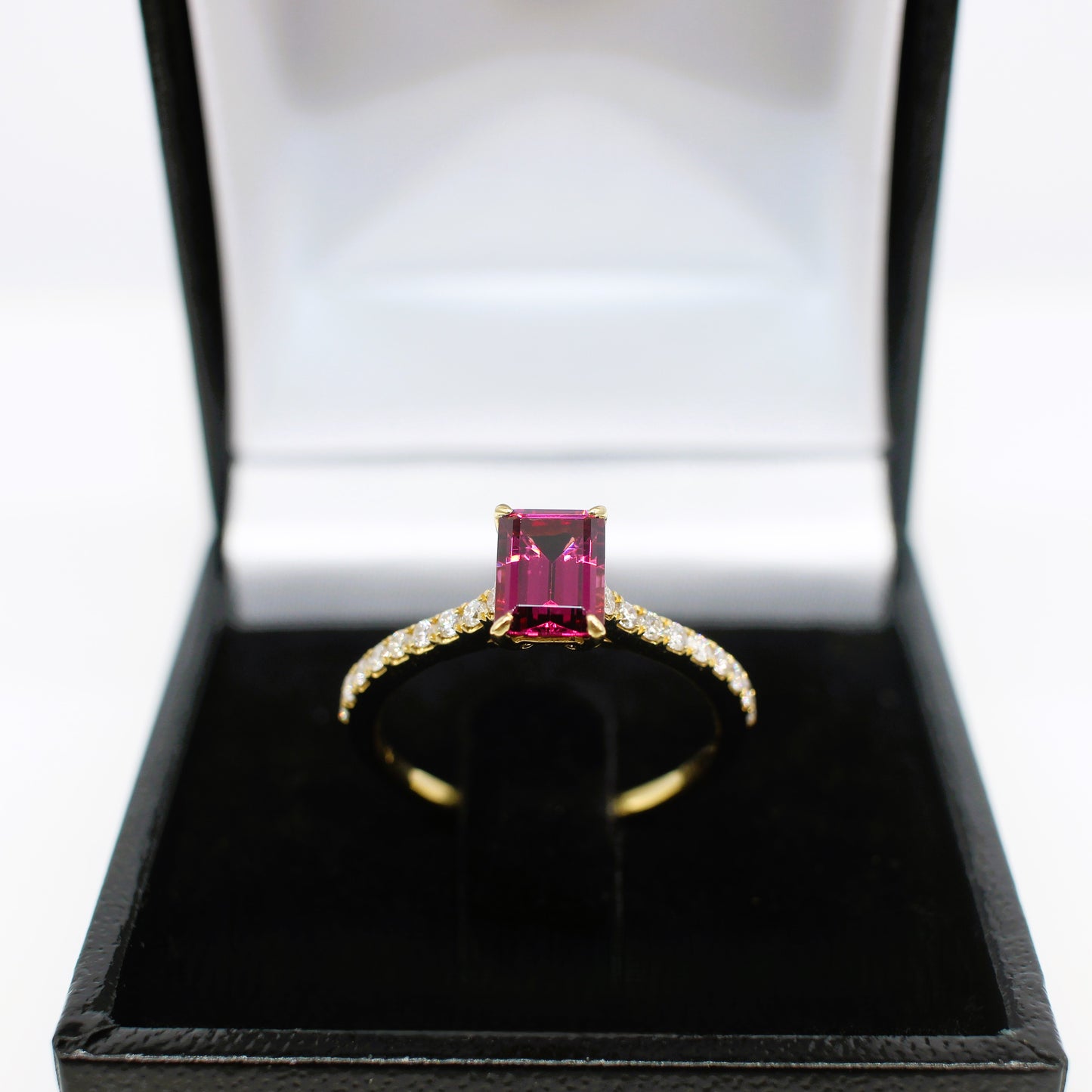 18K GARNET & DIAMOND RING