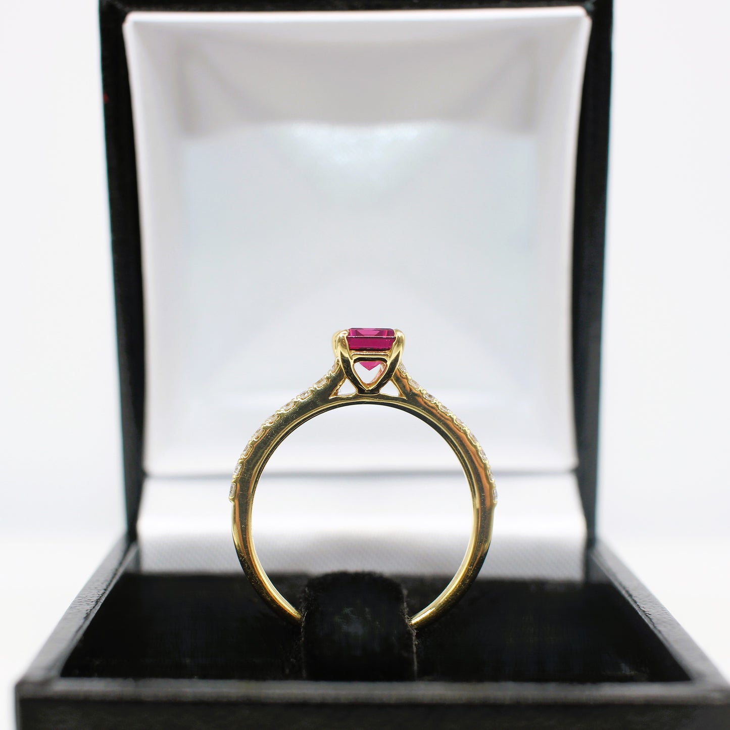 18K GARNET & DIAMOND RING