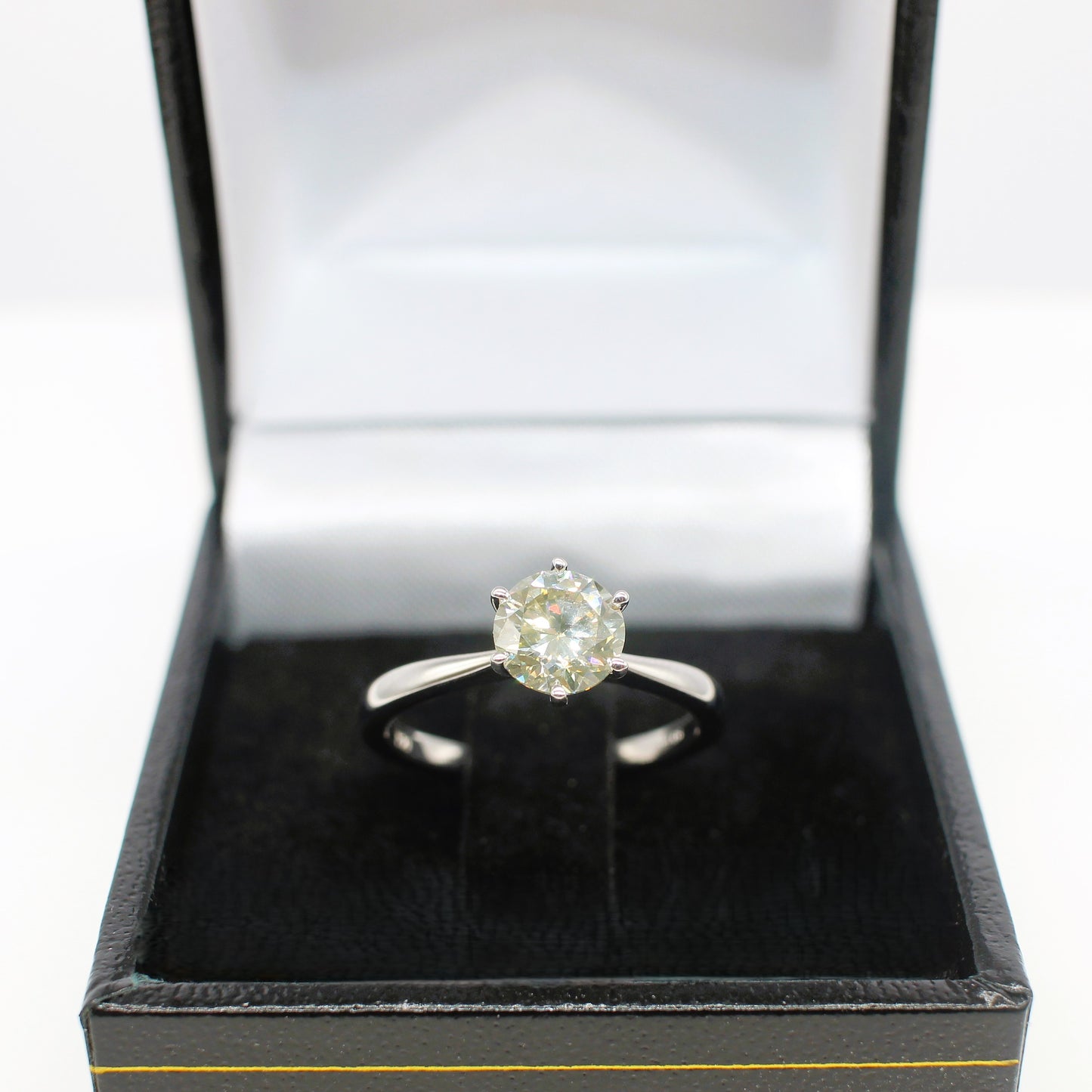 18K DIAMOND SOLITAIRE RING