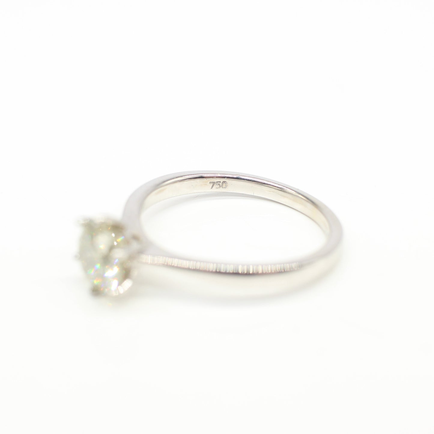18K DIAMOND SOLITAIRE RING