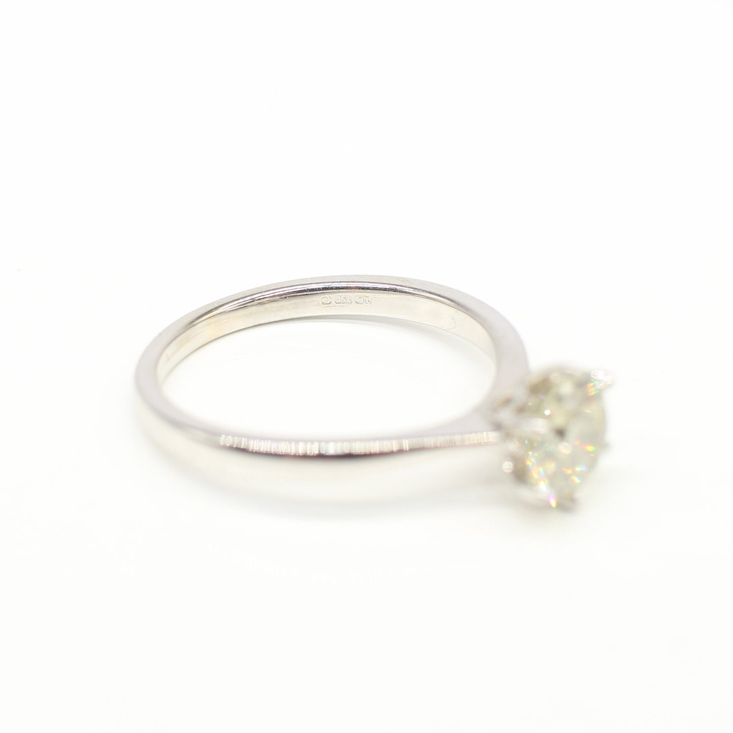 18K DIAMOND SOLITAIRE RING